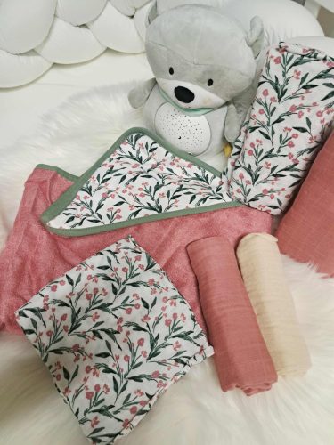PETITE&MARS Bambusz törölköző kapucnival, 3db-os pelenka és szundikendő! Pink Meadow